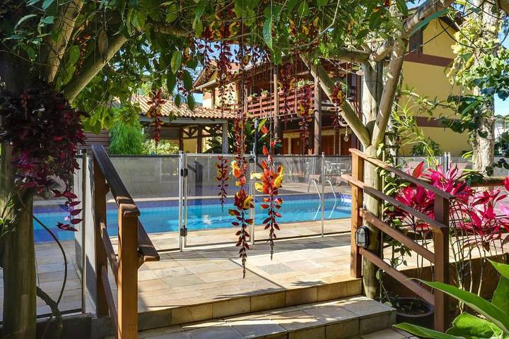 Pousadas para 6 pessoas, com piscina e jardim e ainda piscina infantil, adaptado a crianças em Bombinhas