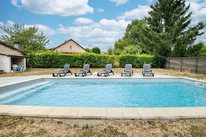 Location de vacances pour 12 personnes, animaux acceptés à Saint-Germain-du-Salembre