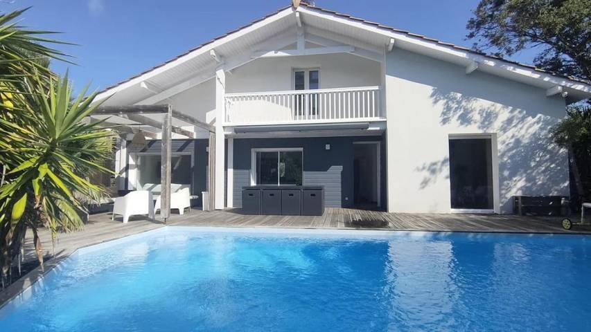 Vakantiehuis voor 12 personen, with Balkon and Terras as well as Tuin and Zwembad in Messanges