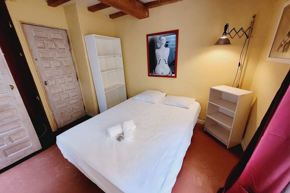 Entire apartment, Apartment with roof terrace in Aix in Aix-en-Provence, Aix-en-Provence region