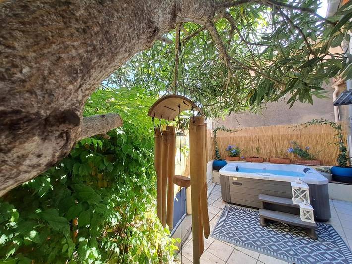 Location de vacances pour 4 personnes, avec terrasse et jacuzzi à Sainte-Valière