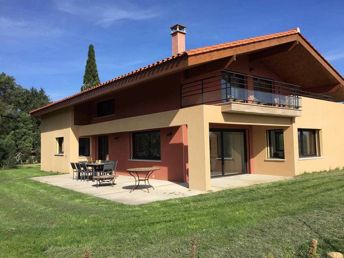 Gîte pour 8 personnes, avec Terrasse ainsi que Jardin et Piscine