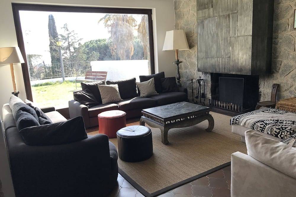 Villa for 24-28 with A/C, football pitch, beach, seaviews, close to Barcelona in Supermaresme, Sant Vicenç de Montalt