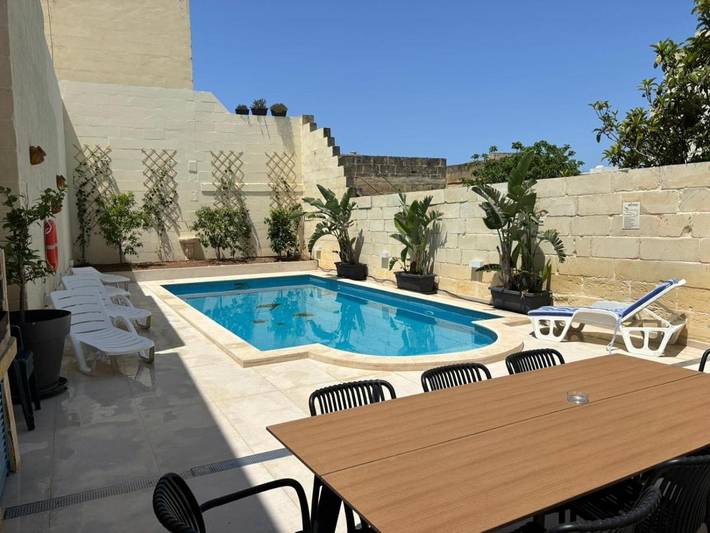 Location de vacances pour 12 personnes, avec terrasse et piscine, animaux acceptés dans Sannat