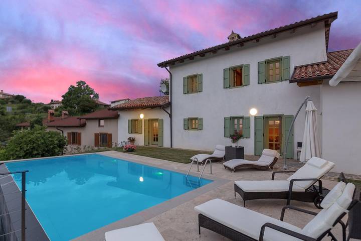 Villa für 8 Personen, mit Sauna und Pool sowie Terrasse, mit Haustier in Slowenien