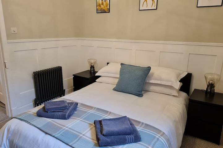 Cove Lochside Apartment with Sea and Sunset Views in Argyll & Bute