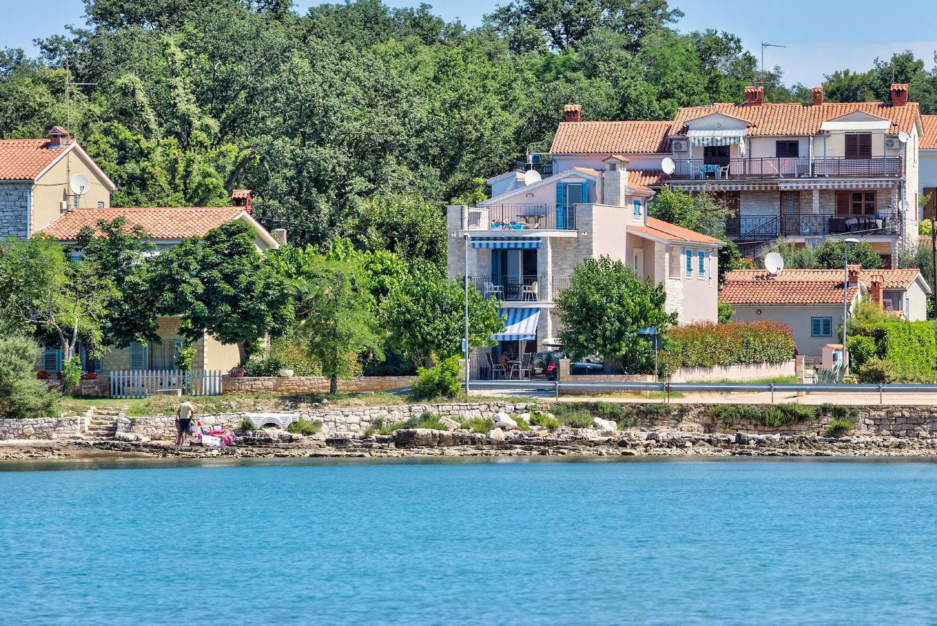 Entire holiday apartment, Modern apartment with balcony, right by the beach in Lovrecica, Umag Region