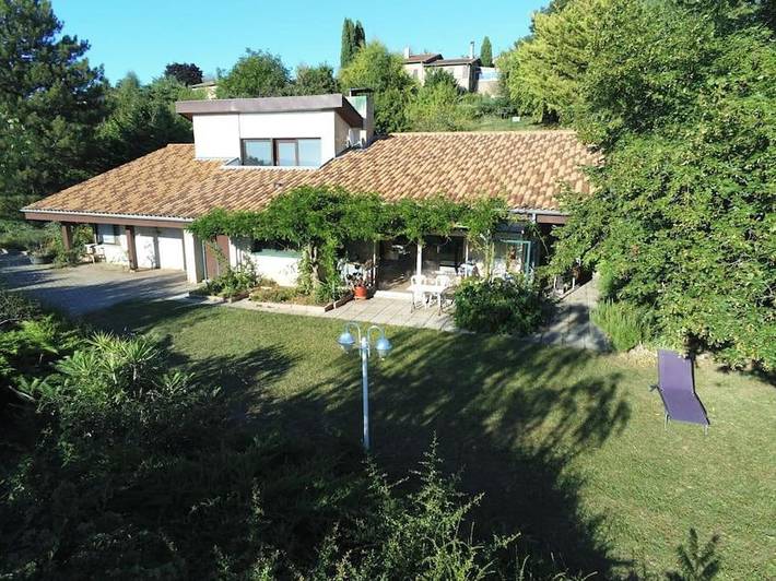 Location de vacances pour 12 personnes, avec Balcon et Terrasse ainsi que Jardin et Vue à Saint-Martin-d'Août