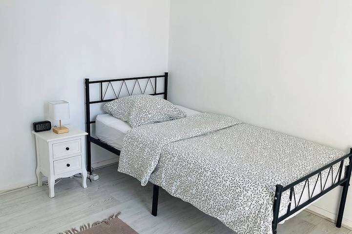Gemütliches Zimmer mit privatem Balkon in der Nähe der Pariser Metro in Aubervilliers, Seine-Saint-Denis
