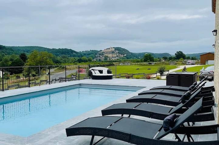 Location de vacances pour 10 personnes, avec jardin et piscine à Castelnaud-la-Chapelle