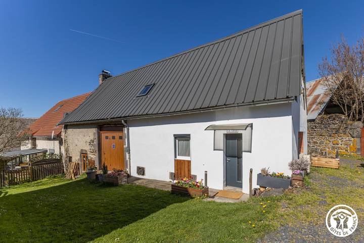 Gîte pour 4 personnes, avec Terrasse et Vue à Olby - 2