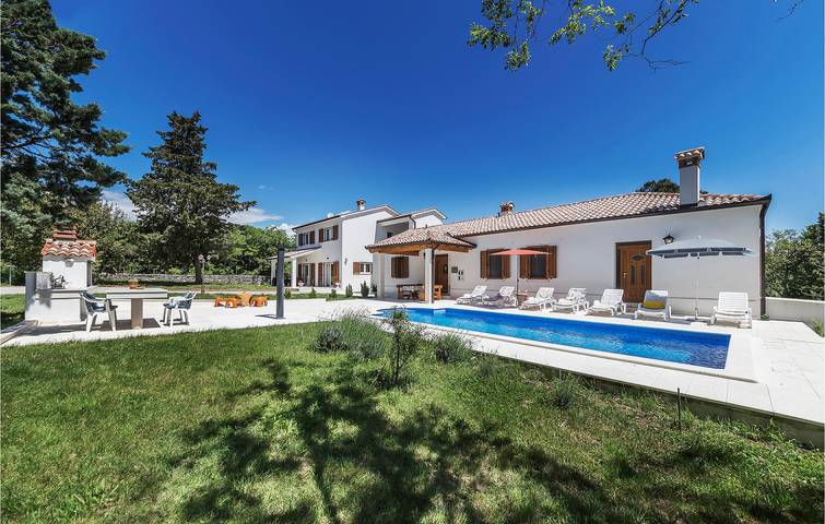 Charming 2-Bedroom Apartment with Pool, Wi-Fi, and Terrace near City Center in Labin City, Labin