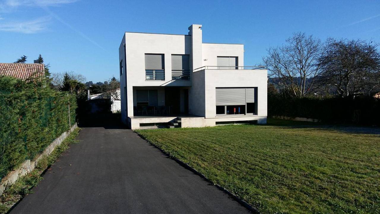 Chalet en Somió con finca independiente in Gijón, Costa Verde
