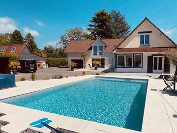 Location de vacances pour 8 personnes, avec jardin et vue ainsi que terrasse et piscine dans Rêves de Bisons
