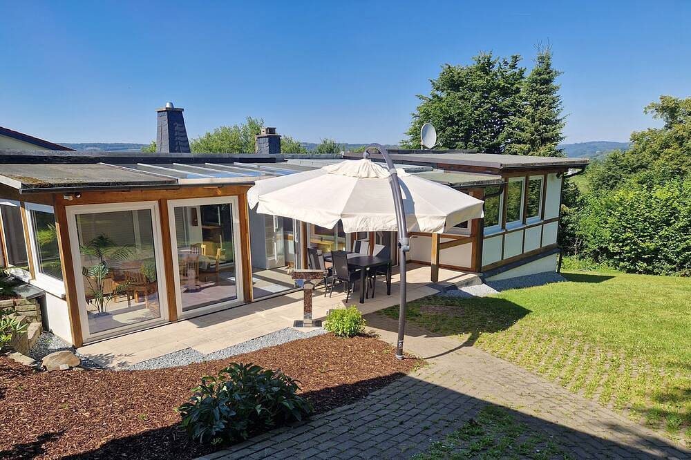 Gemütliches Ferienhaus am Hennesee mit Terrasse und Ausblick in die Natur in Meschede, Hochsauerlandkreis