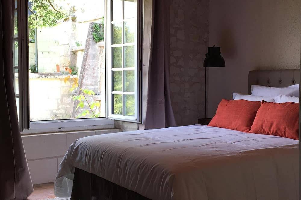 Belle maison indépendante du Xvi siècle  avec un jardin suspendu sur la Loire. in Montsoreau, Vallée de la Loire