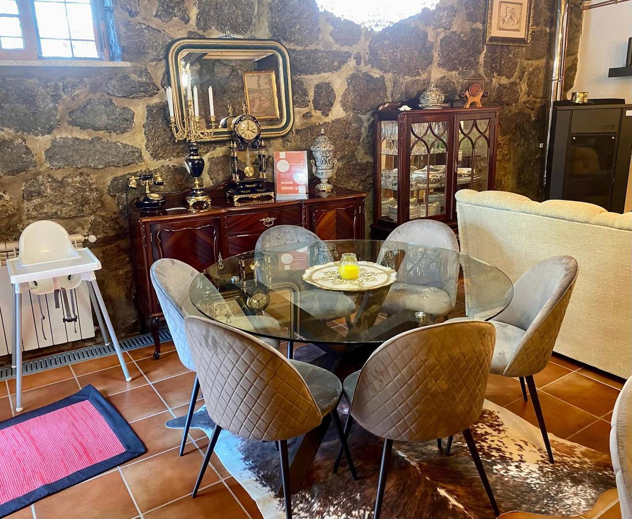 Casa vacanze 'Casa Romã' con vista sulle montagne, terrazza privata e Wi-Fi in Beira Interior Norte, Vale de Azares