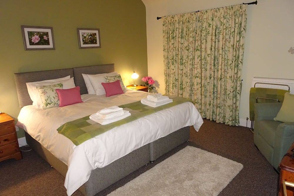 Entire apartment, The Garden Flat - within easy walking distance of centre of Crieff in Crieff, Perthshire