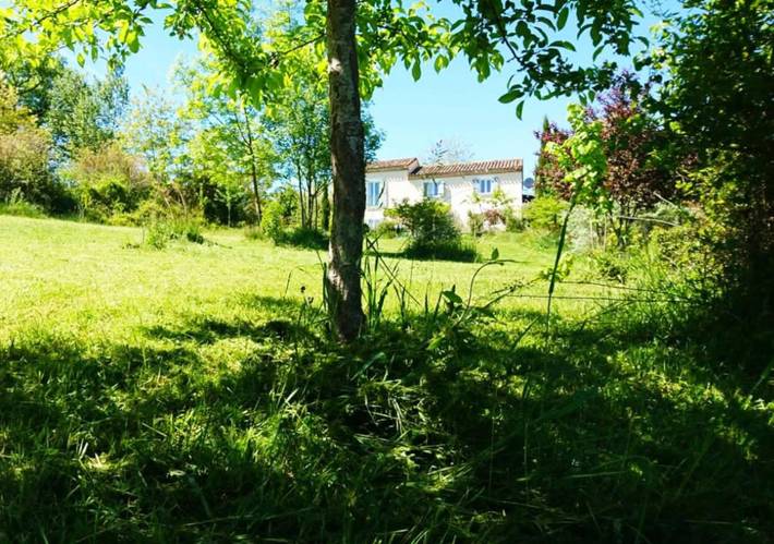 Location de vacances pour 2 personnes, avec jardin ainsi que terrasse et vue à Saint-Eutrope-de-Born