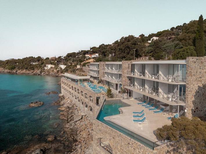 Hôtel pour 2 personnes, avec sauna et jacuzzi ainsi que piscine et balcon