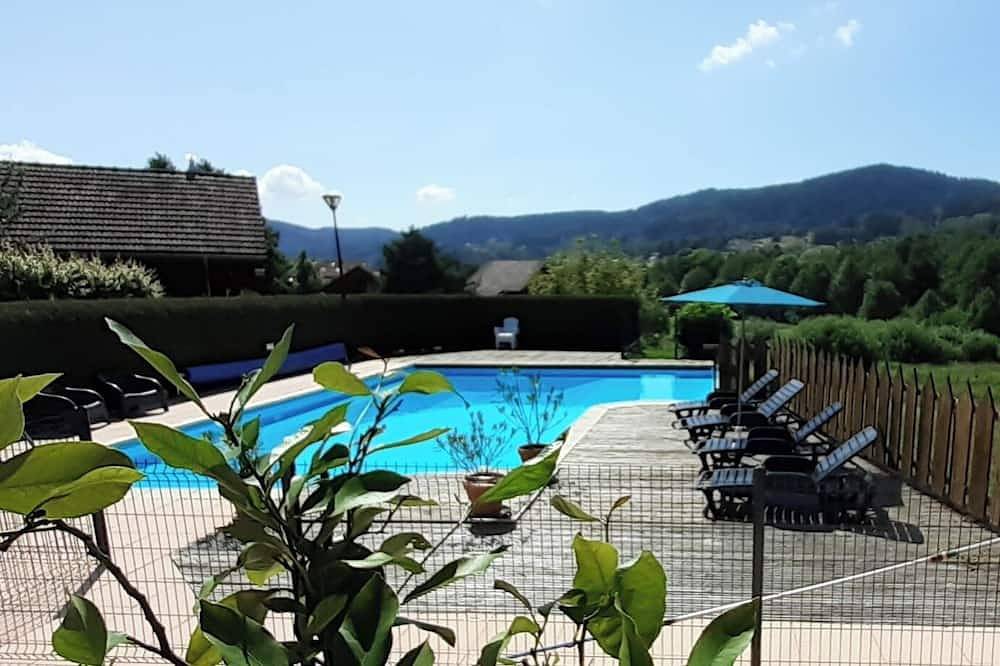 Cosy chalet with breathtaking views of the pond and valley in the Vosges mountains in Le Syndicat, Región de Épinal