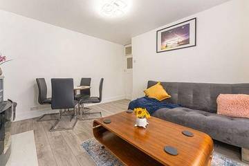Holiday Apartment for 6 People in Coventry, Heart of England, Photo 2