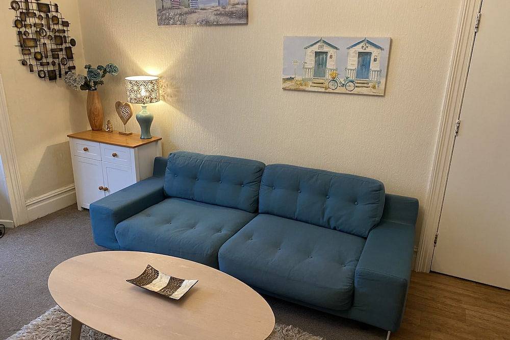Entire apartment, Spacious 1 Bedroom Flat near Seafront, Penzance. Pet-Friendly! in Penzance, Cornwall