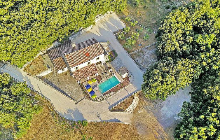 Location de vacances pour 8 personnes, avec terrasse et piscine à Orgnac-l'Aven
