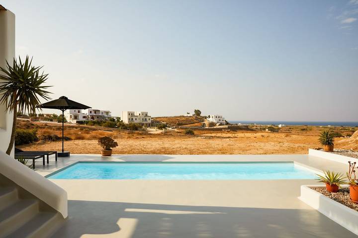 Villa for 4 people, with yard in Naxos