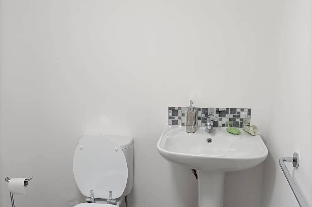 Entire apartment, Spacious one bedroom & Living Room family apartment - non smoker in Wakefield, West Yorkshire