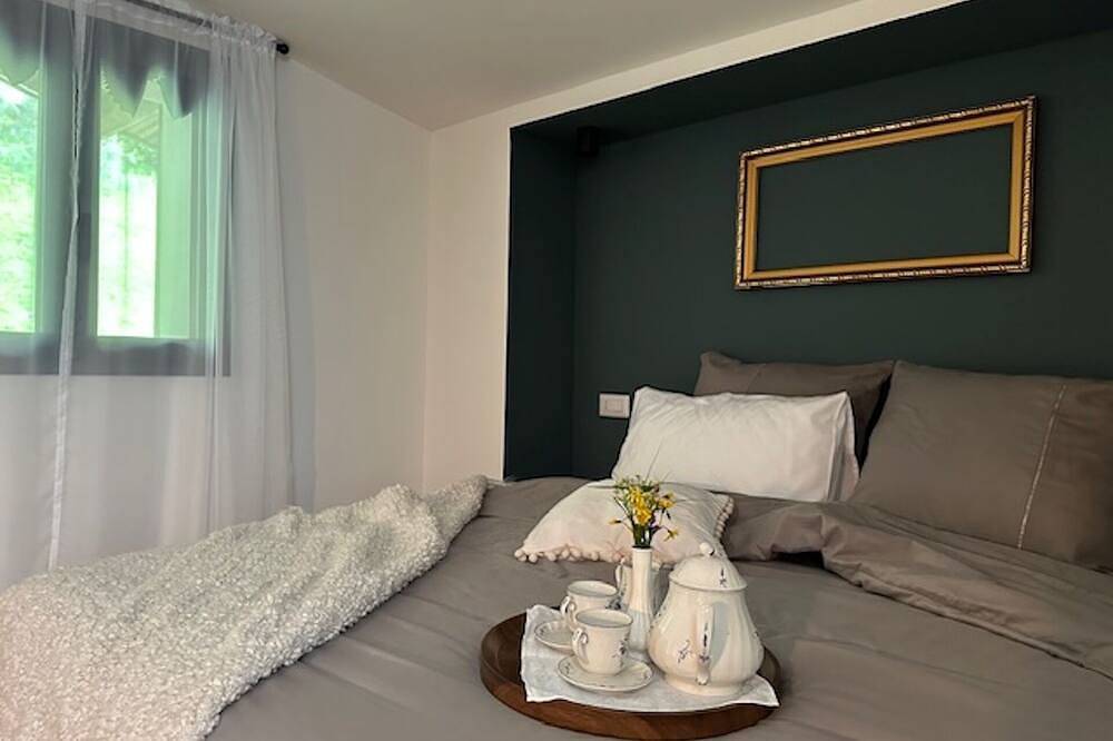 Villa D'Alba with spectacular views of the mountains and Lake Room with balcony in Civenna, Comune di Bellagio