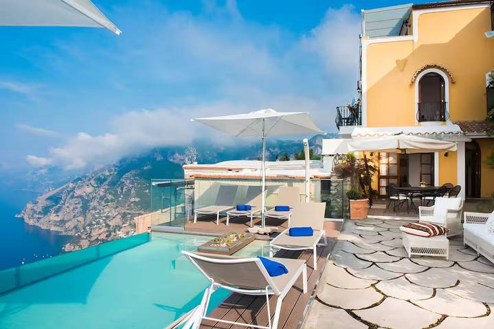 Agriturismo con piscina per 10 persone, con Idromassaggio e Terrazza nonché Giardino e Panorama a Napoli