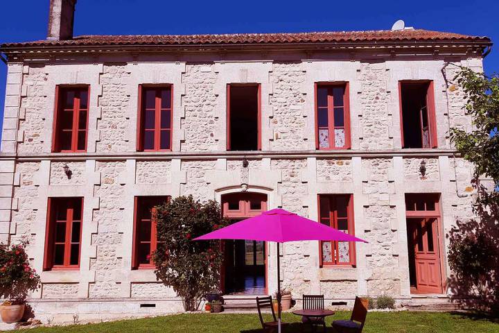 Gîte pour 14 personnes, avec piscine, adapté aux familles à Juignac