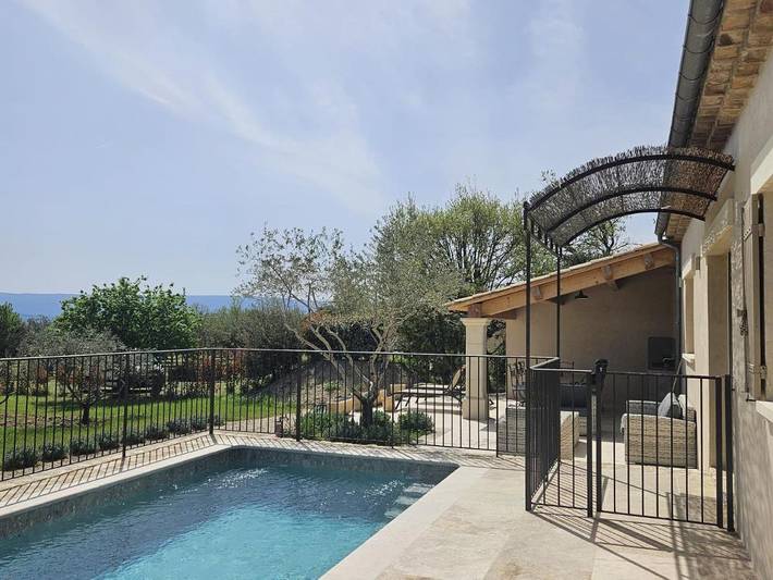 Location de vacances pour 6 personnes, avec piscine et terrasse à Joucas