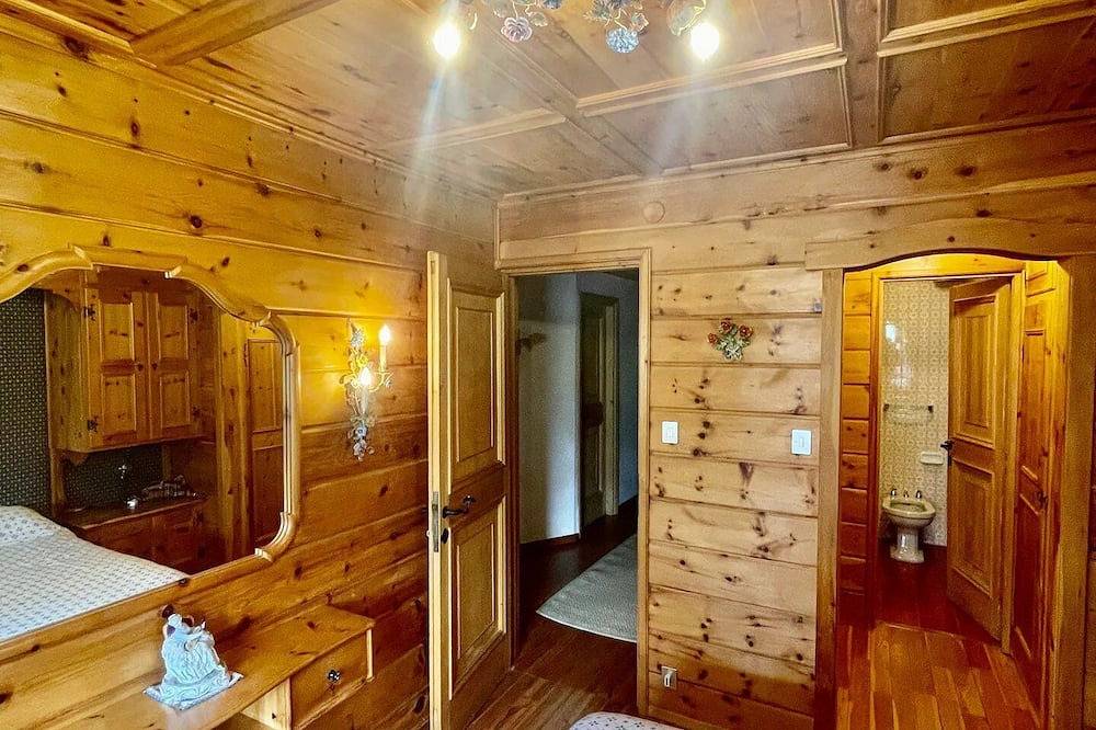 Cortina chalet with spectacular panoramic terrace and views + private garage in Cortina d'Ampezzo, Dolomiti Superski