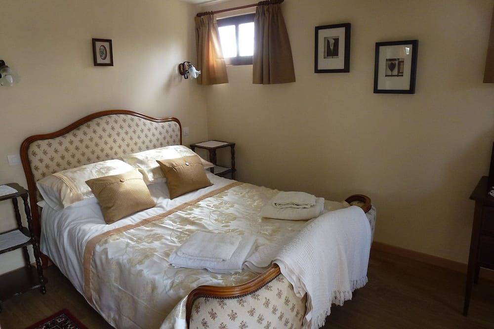 Tranquilo y una ubicación tranquila, 5.4 Cama Casa rural en dos acres de propietarios de tierra con el lago in Saint-Gonnery, Pontivy region
