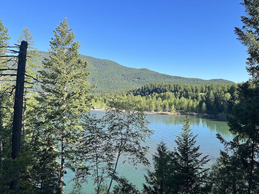 Clean Room on the River in Hungry Horse, Flathead Nationalwald