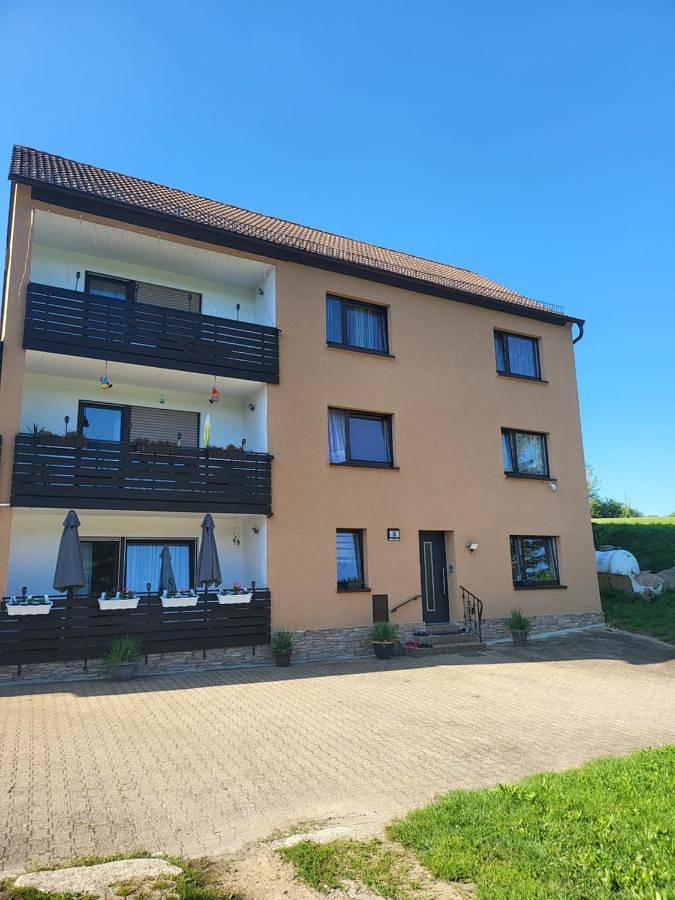Ferienwohnung für 6 Personen, mit Balkon und Terrasse sowie Garten und Seeblick