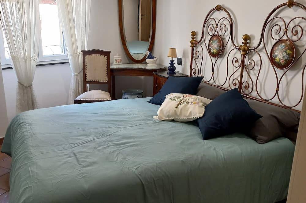 Ganze Wohnung, A treasure chest of pleasant surprises in the historic center, just a stone's throw from the sea. in Arenzano, Riviera di Ponente