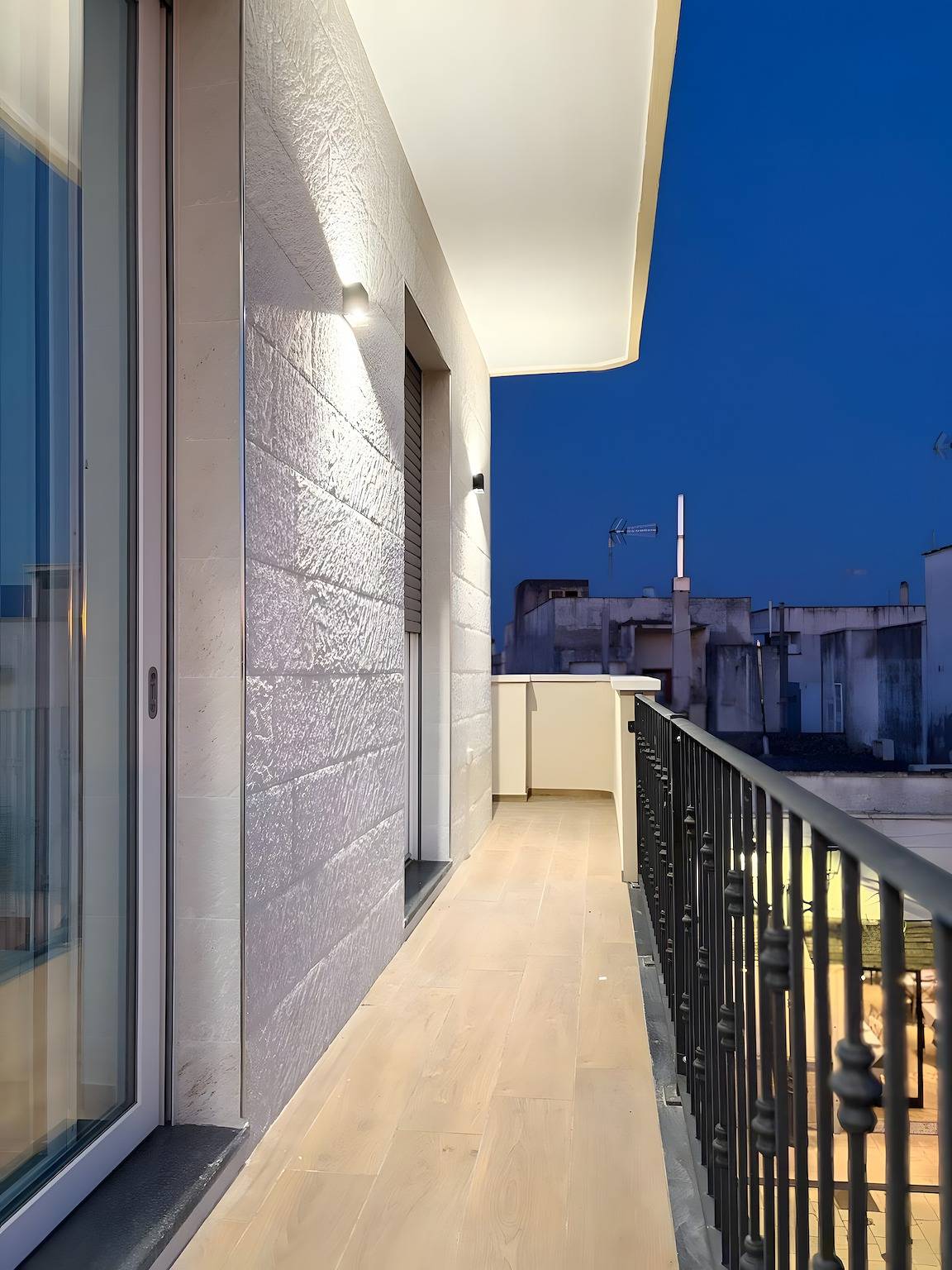 Camera 'Piazza Pertini - Room Ambra' con balcone, Wi-Fi e aria condizionata in Melendugno, Provincia di Lecce