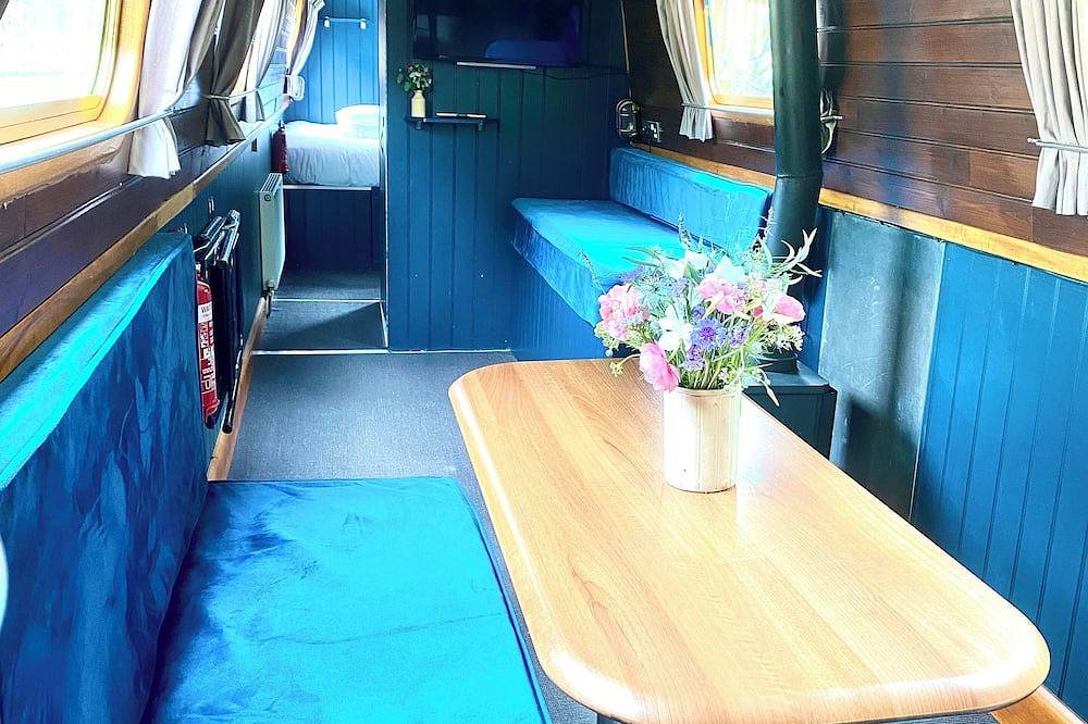 Pretty Narrowboat moored in Private Garden, (sleeps 4), Hanwell, West London. in Ealing, London
