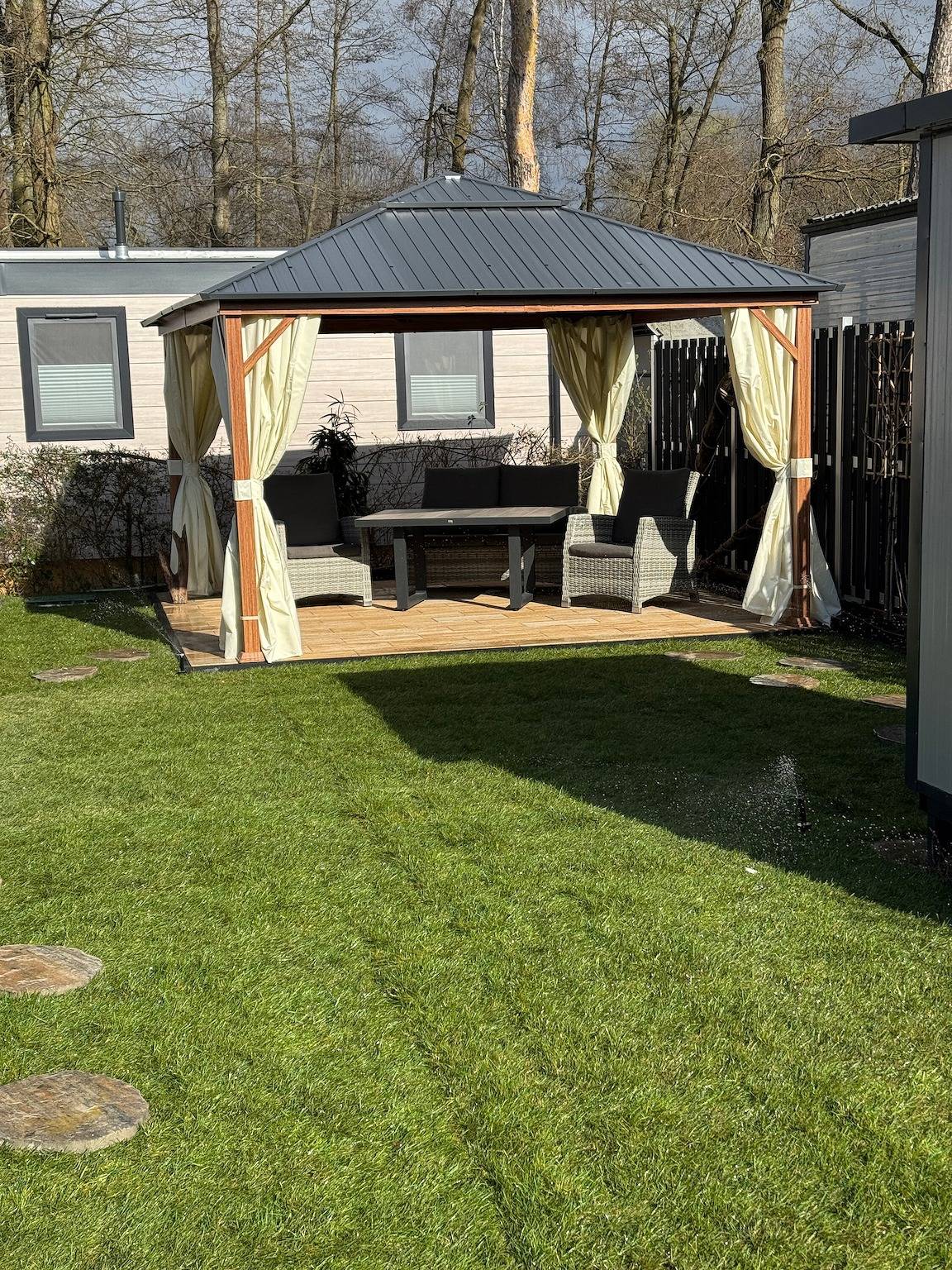Wohni 2 mit privater Terrasse und privatem Garten in Brandenburg an der Havel