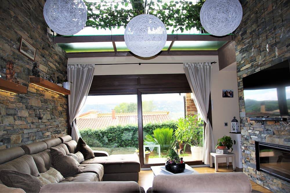 Newly built house luxury finishes 3 floors 145 meters and pool in Santa Cristina d'Aro, Costa Brava