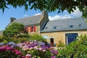 Gîte pour 8 personnes, avec jardin et terrasse à Ploubezre