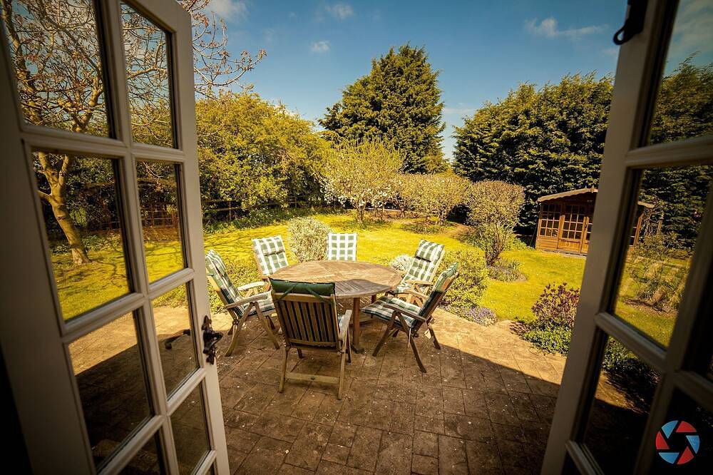 Gran bungalow independiente y jardín dentro del pueblo con pubs y tienda in Holywell-cum-Needingworth, Cambridgeshire