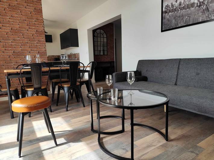 Hel lejlighed, 3-Bedroom Apartment Near Palais with Mountain View, Wi-Fi, and Air Conditioning in Valence, Valence Området