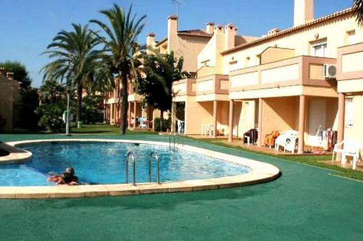 Bungalow pour 4 personnes, avec Balcon ainsi que Jardin et Piscine à Dénia