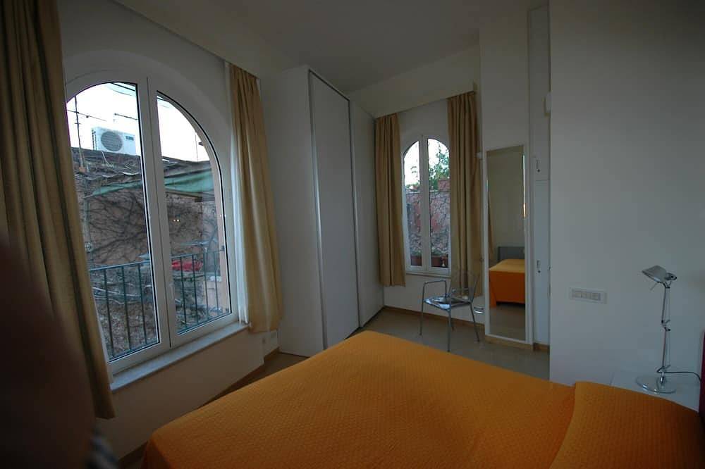 Appartamento intero, Historical Center, Trastevere, B. Gesu, A/C, Wifi, 2 Bedrooms, Bathroom, Kitchen in Trastevere, Vaticano