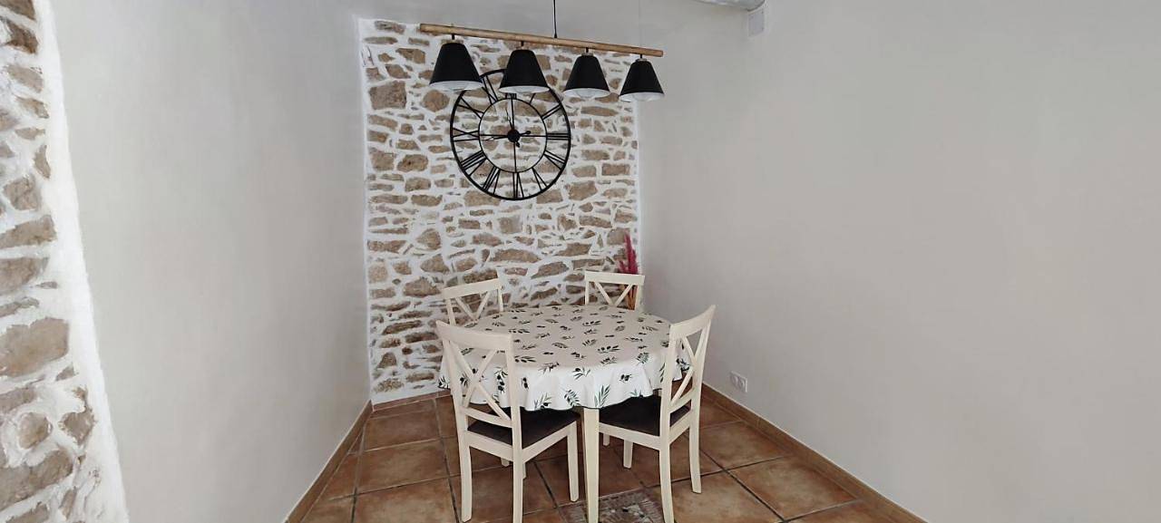 Appartement entier, Two-Bedroom House in Lançon-Provence, Côte méditerranéenne (France)