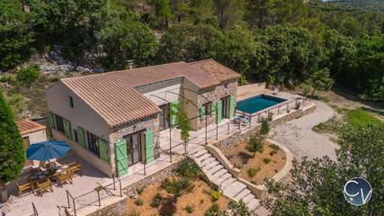Gîte pour 7 personnes, avec vue ainsi que piscine et jardin à Belvézet